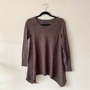 H&M crewneck long sleeve sweater, curved hem, brown, size XS